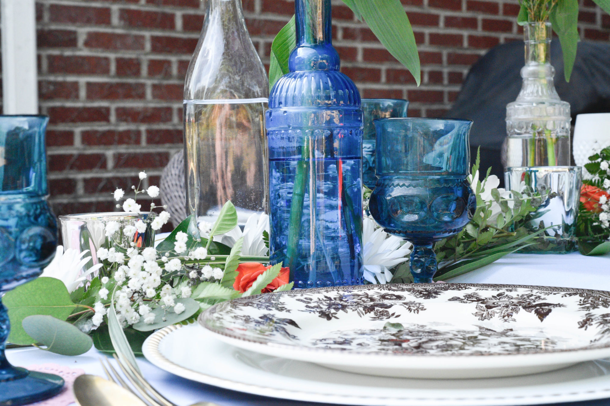 Hosting a ladies brunch or a vintage inspired party, here are tips on how to style a vintage inspired tablescape, see more at www.homewithkeki.com #vintage #tablescape #summerparties