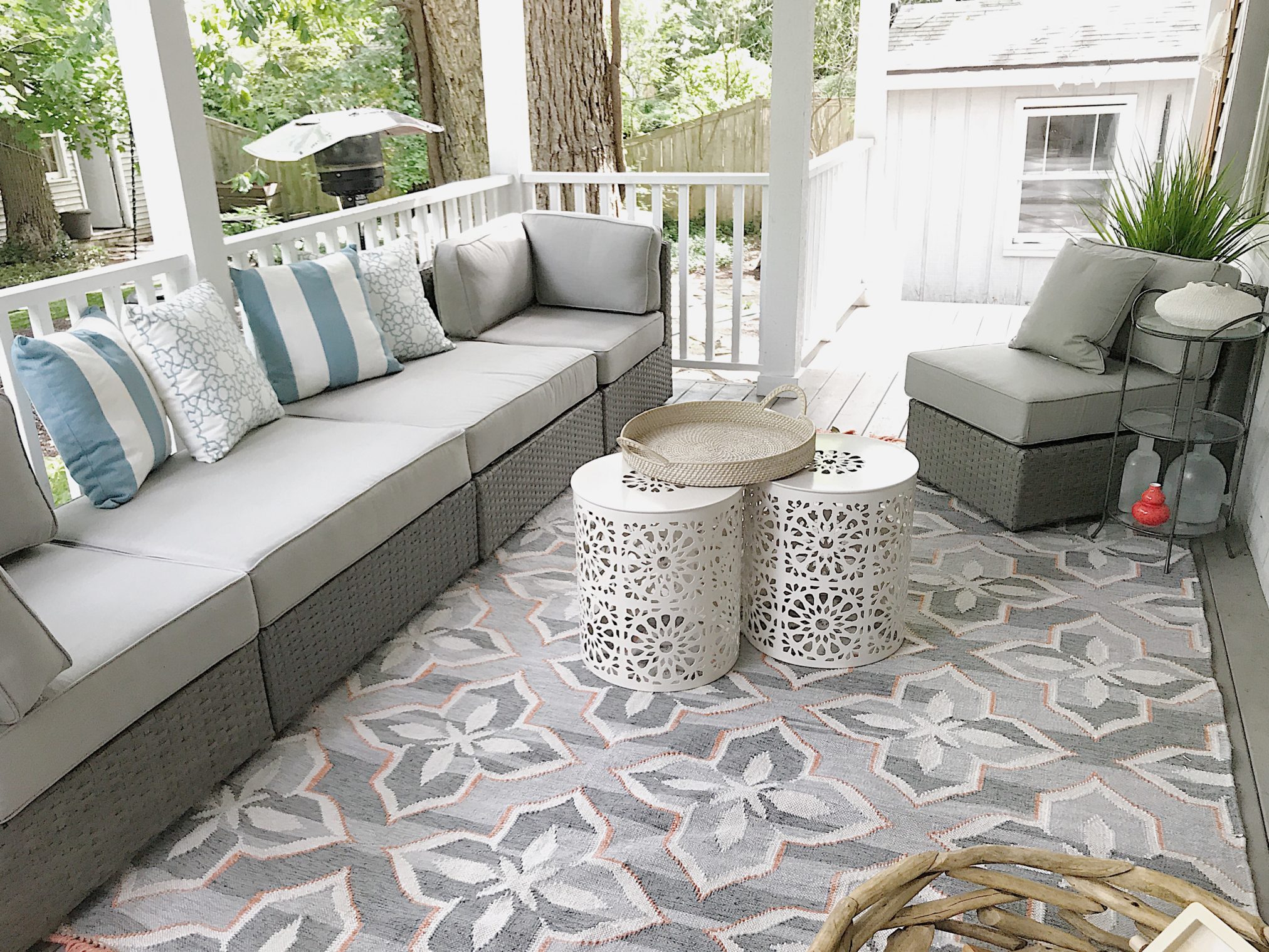 Tips and ideas on how to design and style a backyard porch without blocking your view and creating an outdoor oasis is on the blow wwww.homewithkeki.com #interiordesign #outdoorliving #porchdesigns