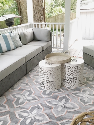Tips and ideas on how to design and style a backyard porch without blocking your view and creating an outdoor oasis is on the blow wwww.homewithkeki.com #interiordesign #outdoorliving #porchdesigns