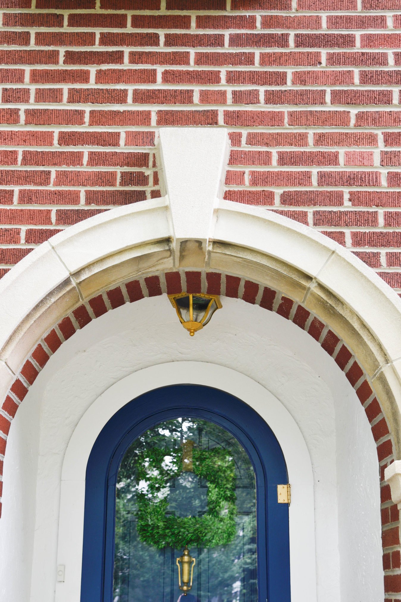 Repainting light fixtures using metallic gold paint, an easy DIY, #diy #benjaminmoore