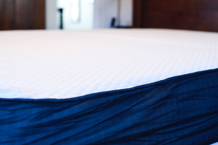 How to pick the right mattress to get better sleep #mattress #ad #sleepingtips at www.homewithkeki.com 