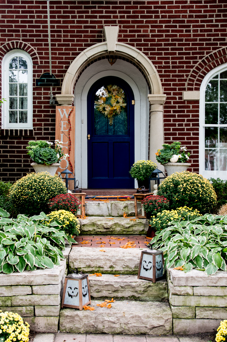 orange pumpkins cream pumpkins front door #falldecorations #fall #pumpkins