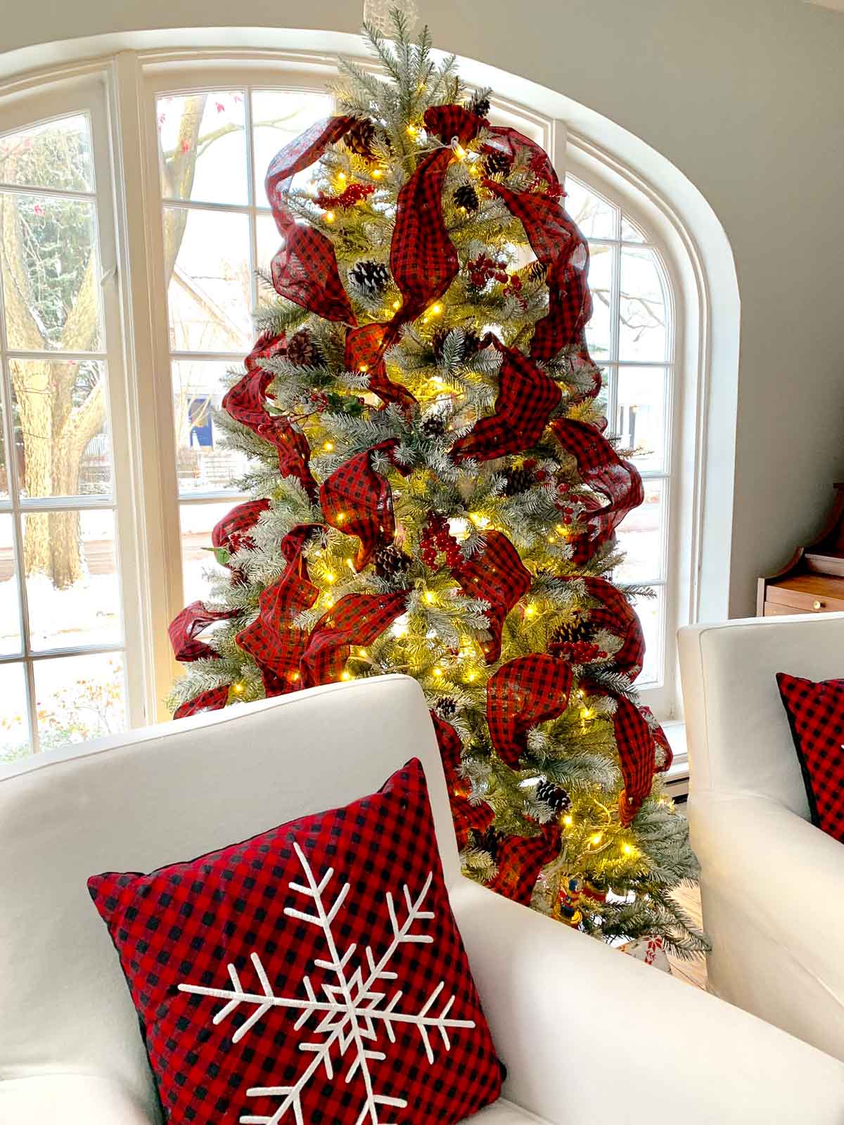 white christmas tree red ribbons white chairs red pillows #christmasdecorating #christmastree