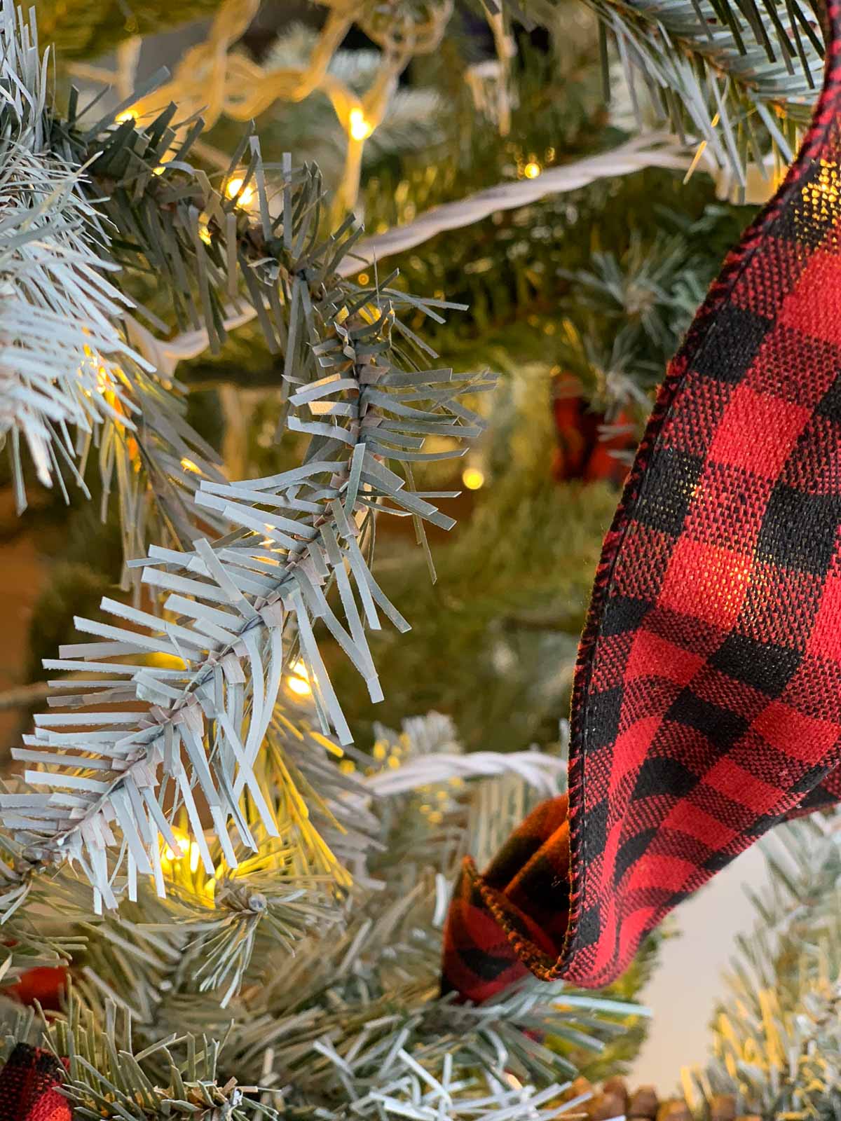 white christmas tree red ribbons white chairs red pillows #christmasdecorating #christmastree