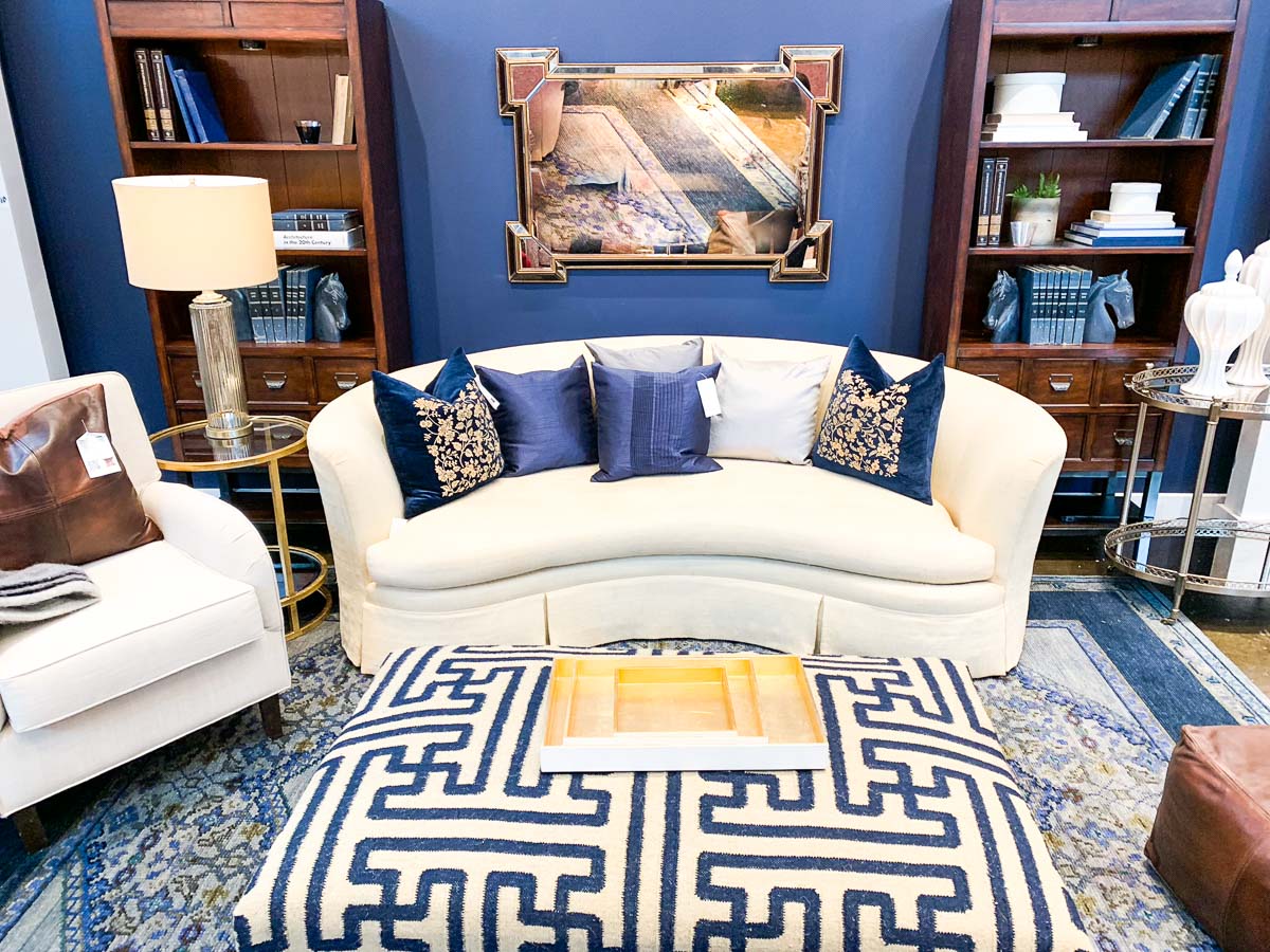 blue walls blue rug #interiors #livingrooms