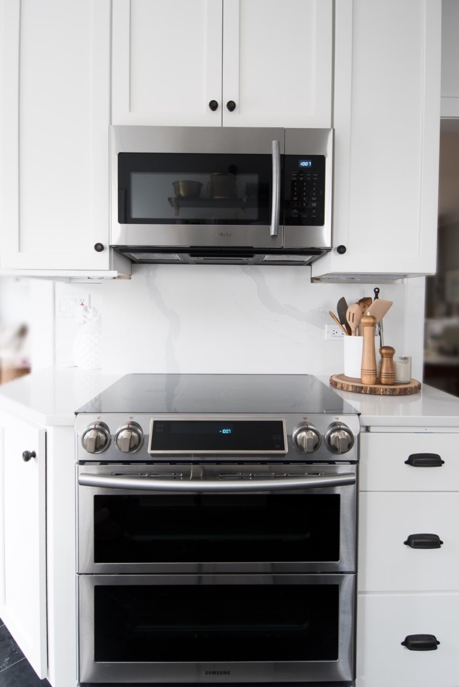 white quartz countertop and quartz backsplash slab #kitchendesign #quartzcountertops