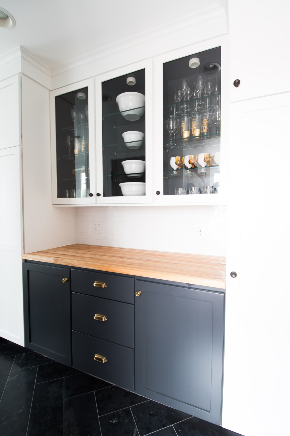 white quartz countertop and quartz backsplash slab #kitchendesign #quartzcountertops