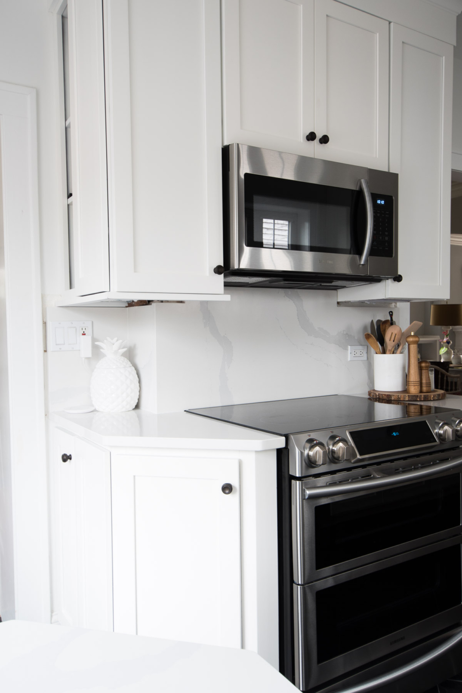 white quartz countertop and quartz backsplash slab #kitchendesign #quartzcountertops