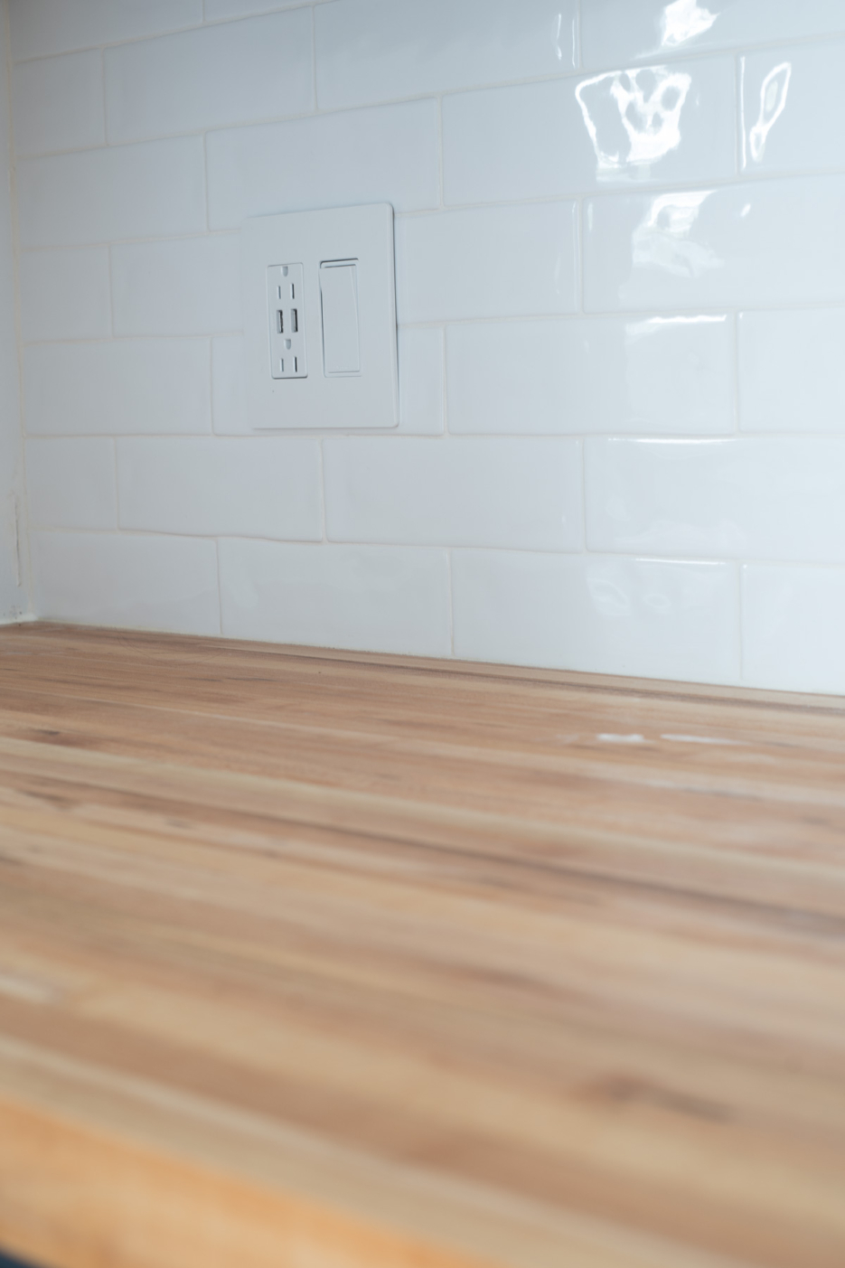 white quartz countertop and quartz backsplash slab #kitchendesign #quartzcountertops