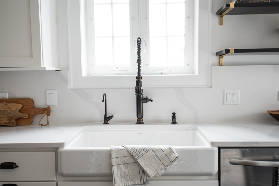 white quartz countertop and quartz backsplash slab #kitchendesign #quartzcountertops