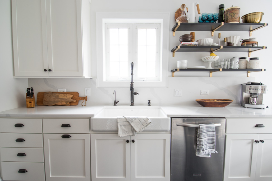 white quartz countertop and quartz backsplash slab #kitchendesign #quartzcountertops