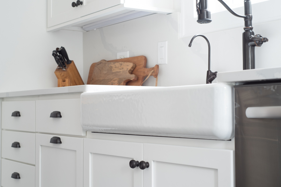 white quartz countertop and quartz backsplash slab #kitchendesign #quartzcountertops