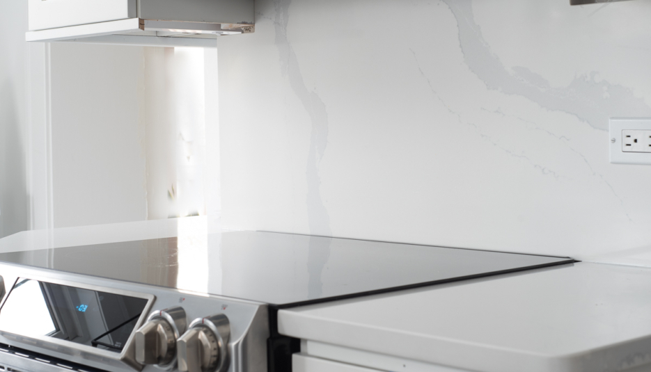 white quartz countertop and quartz backsplash slab #kitchendesign #quartzcountertops