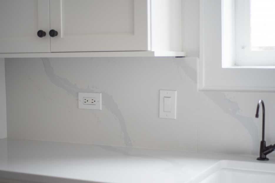 white quartz countertop and quartz backsplash slab #kitchendesign #quartzcountertops