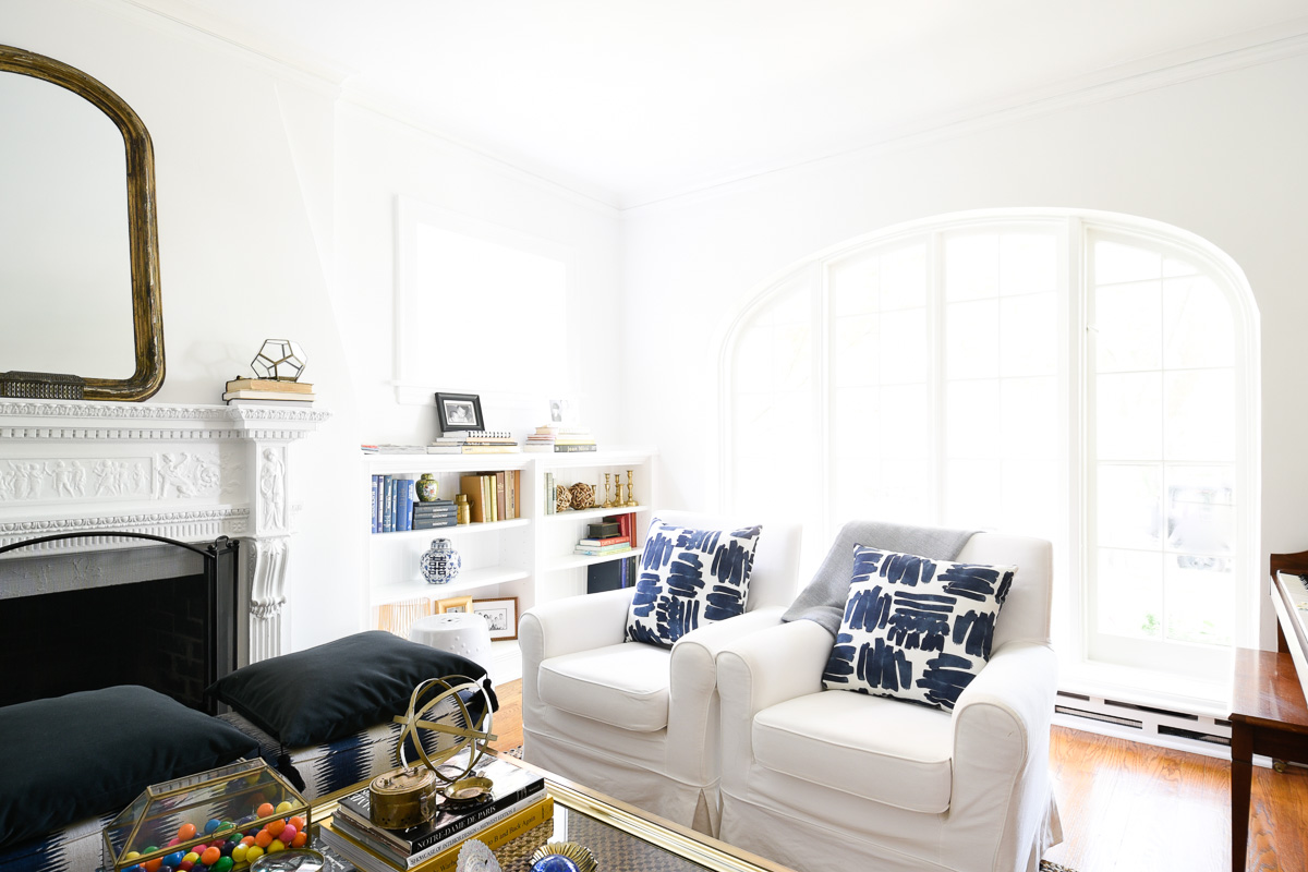 White and blue living room White painted walls #homestaging #pillowstyling #whitelivingspaces 