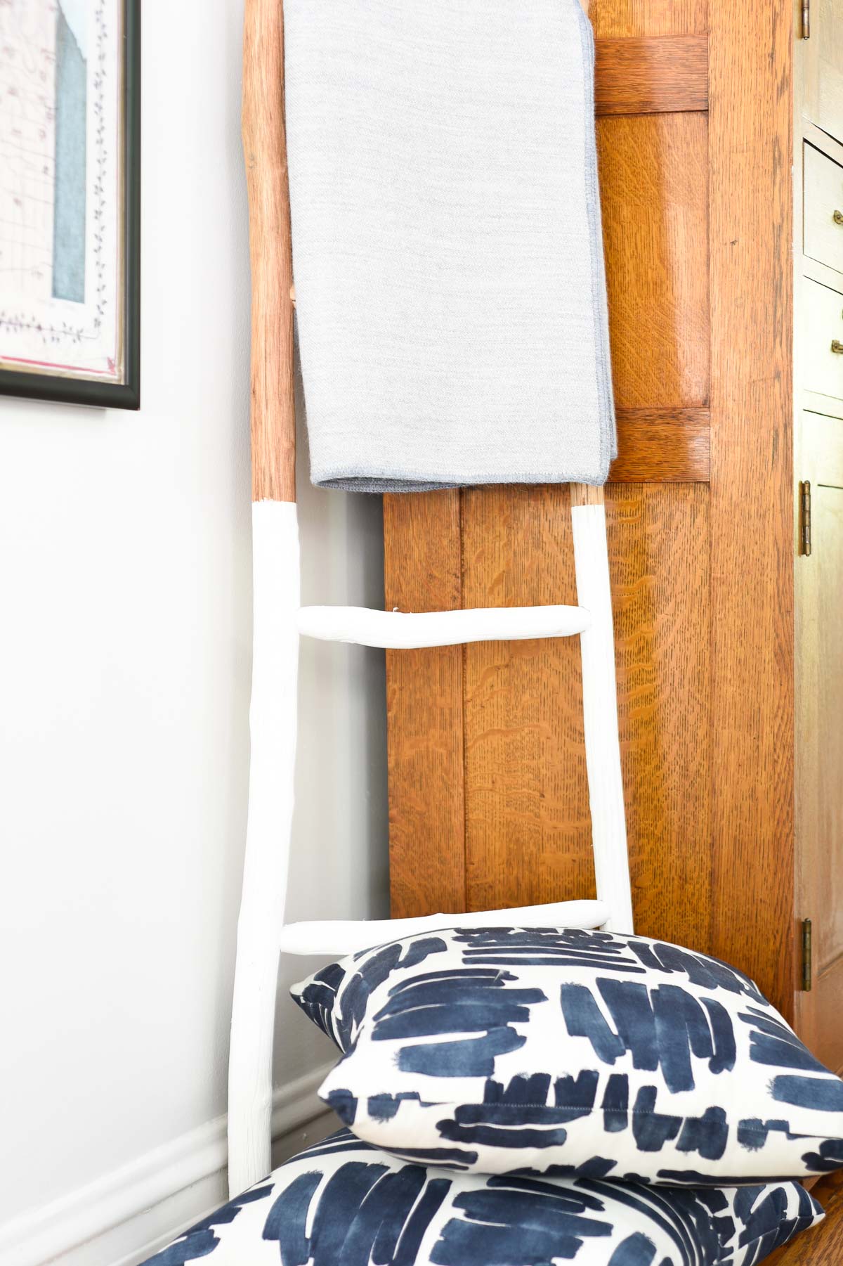 White and blue living room White painted walls #homestaging #pillowstyling #whitelivingspaces 