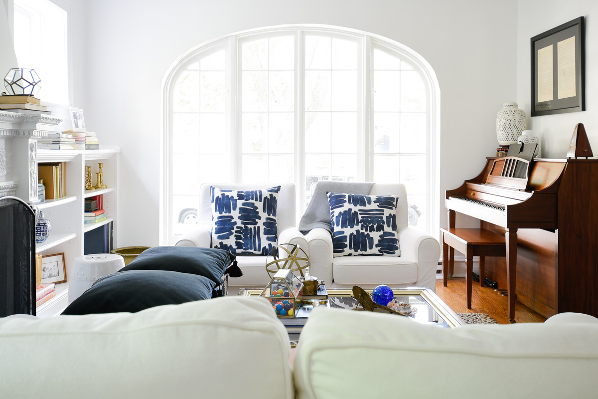 White and blue living room #homestaging #pillowstyling #whitelivingspaces 