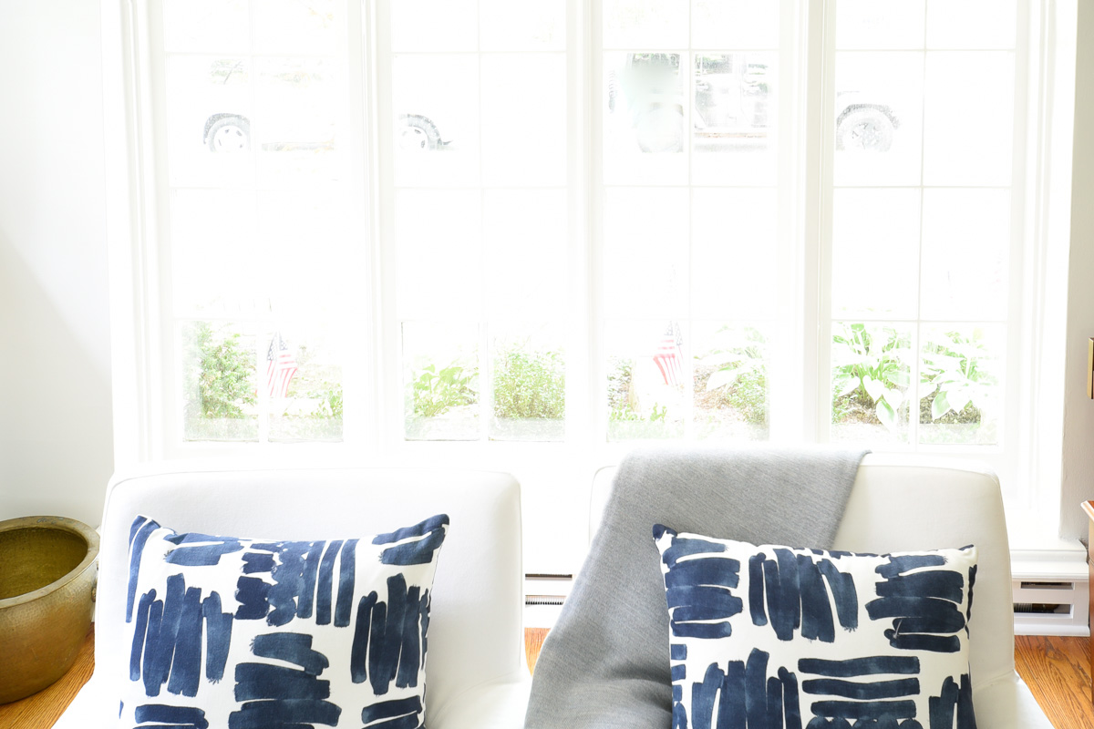 White and blue living room White painted walls #homestaging #pillowstyling #whitelivingspaces 