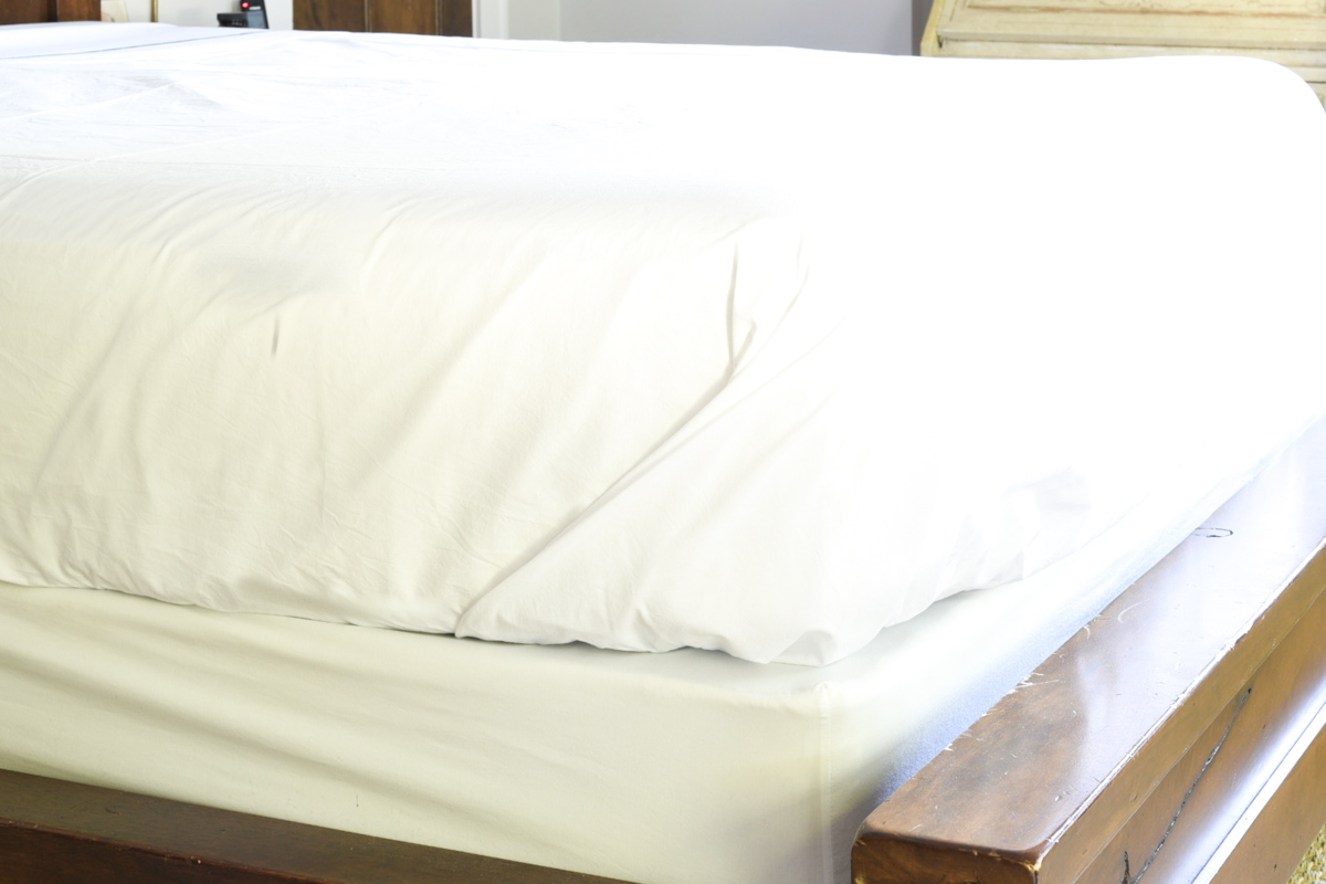 white bedding blue pillows #masterbedroom 