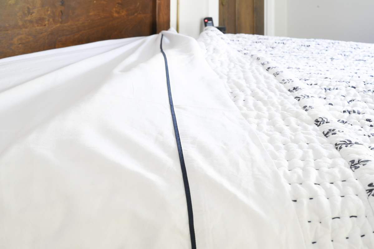 white bedding blue pillows #masterbedroom 