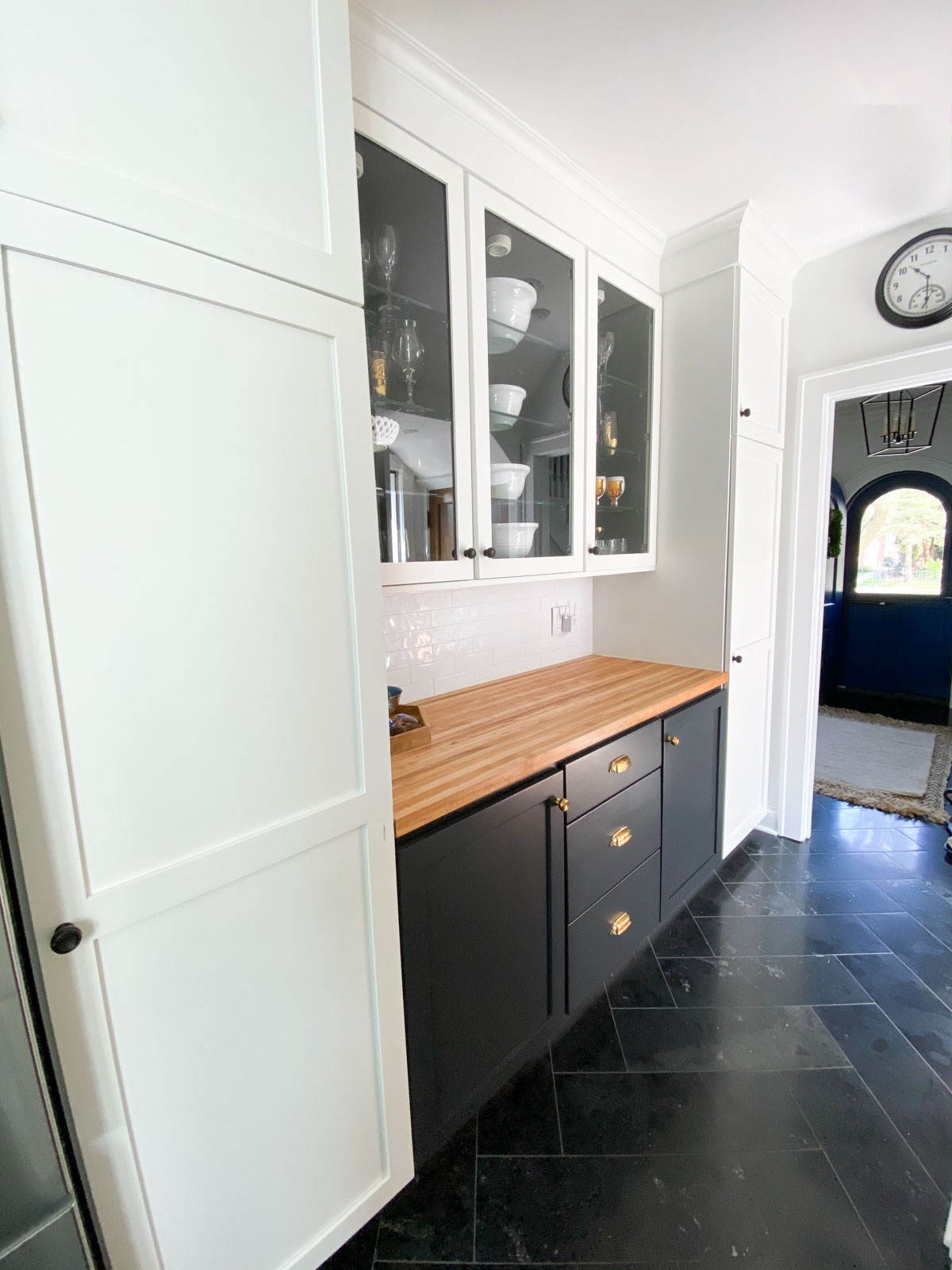 Dream Kitchen Tour with open shelving full height quartz backsplash and countertop. For more visit @homewithkeki #kitchendesign #openshelving #quartzcountertops #quartzbacksplash 