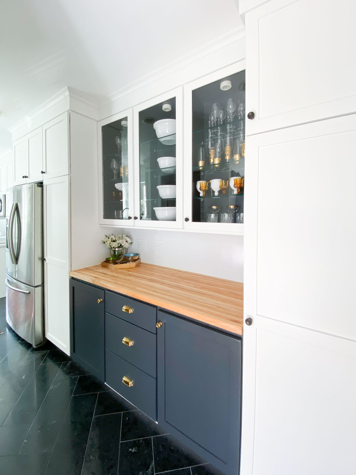 Dream Kitchen Tour with open shelving full height quartz backsplash and countertop. For more visit @homewithkeki #kitchendesign #openshelving #quartzcountertops #quartzbacksplash 